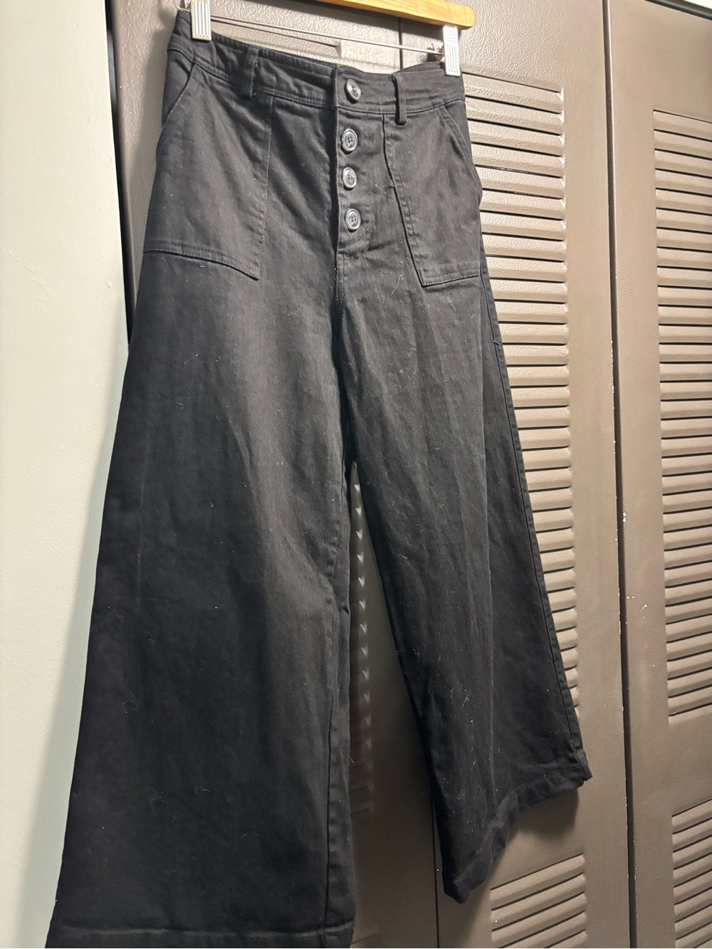 Francesca's Collections Black Wide-Leg Button-Front Cropped Pants